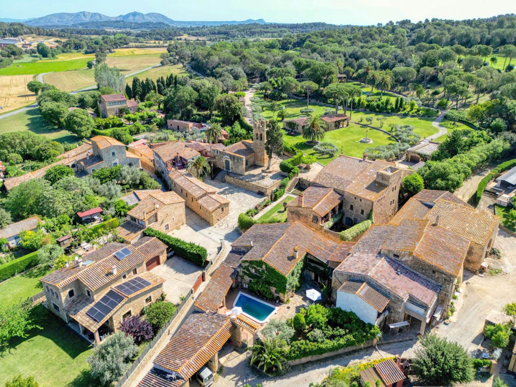 Tour de Descubrimiento por Canapost: Encanto Histórico y Belleza Natural en Cataluña