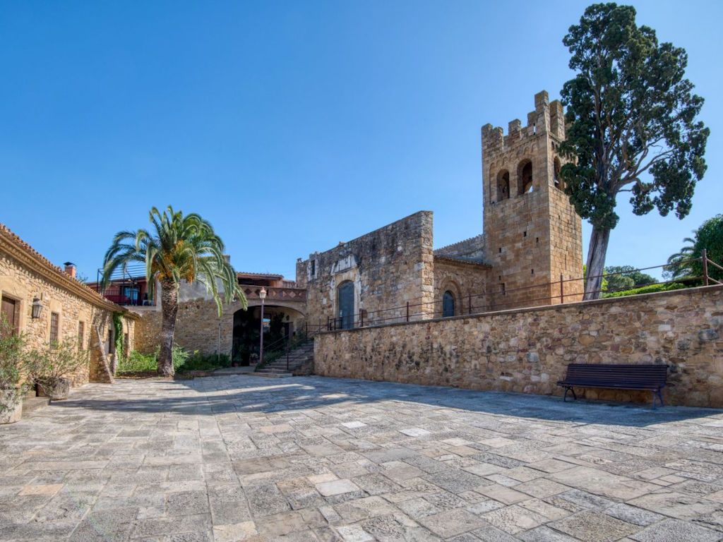 Tour de Descubrimiento por Canapost: Encanto Histórico y Belleza Natural en Cataluña