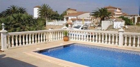 AM 822 Villa para 8 personas con una piscina privada y muelle en Empuriabrava en la Costa Brava