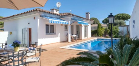 EC 614 Villa moderna para 6 personas con una piscina privada en l'Escala en la Costa Brava